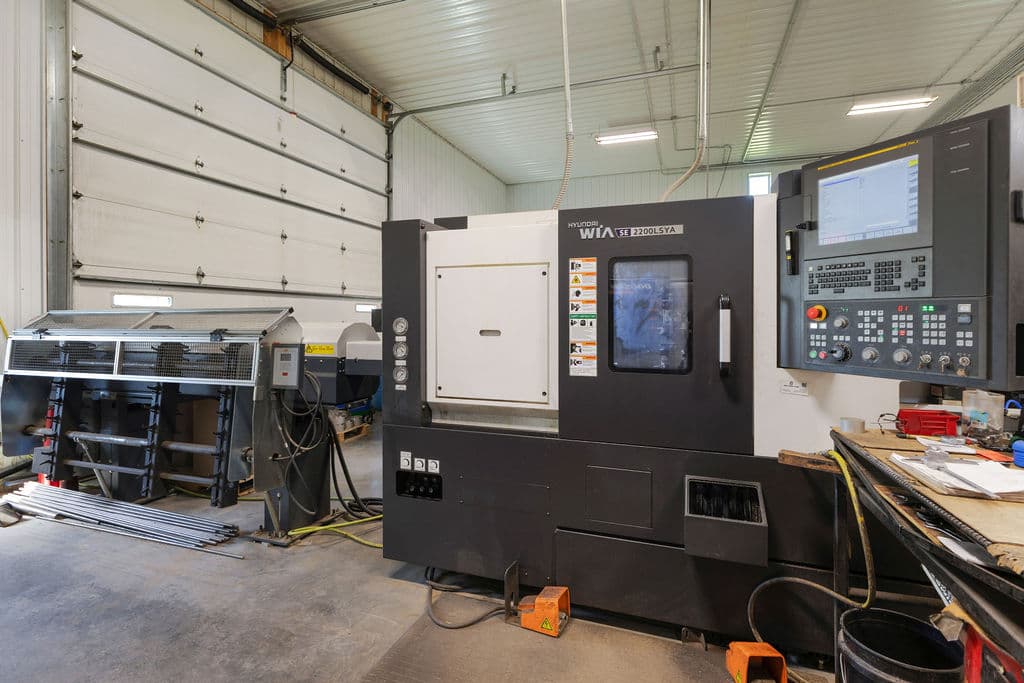 Hyundai WIA turning center with barloader